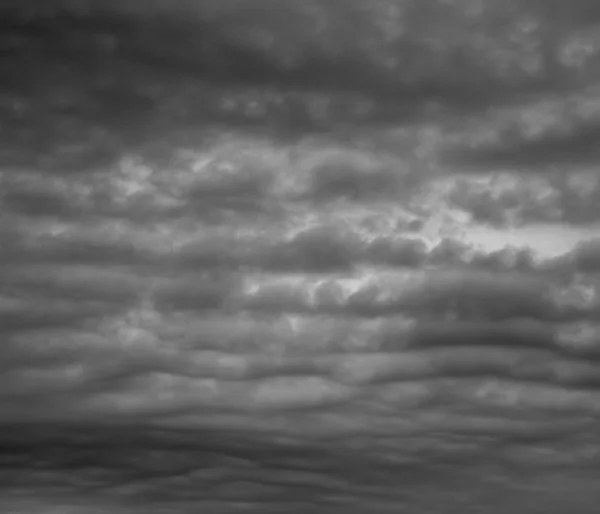 Темне небо і штормові хмари. Буря хмари над горизонтом . — стокове фото