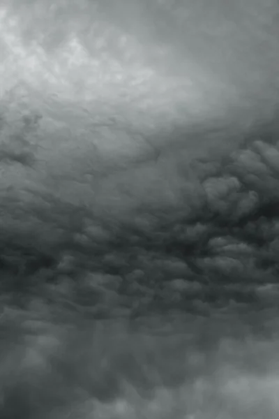 Nuvens de tempestade cinzenta sinistras. As nuvens de tempestade como se Armageddo — Fotografia de Stock