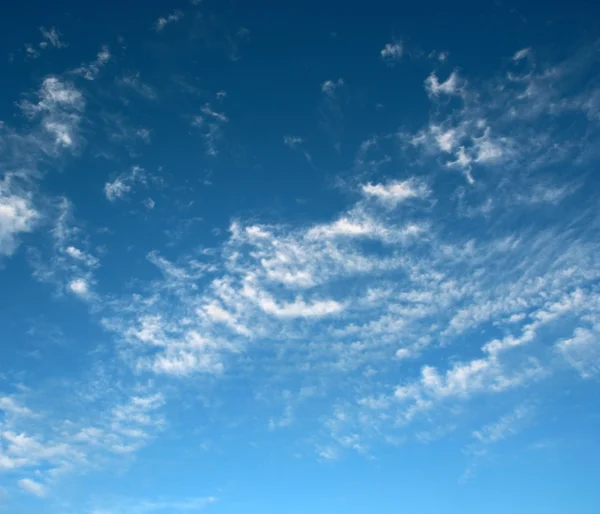 Sky over horizon and white clouds. Morning sky. — Stock Photo, Image