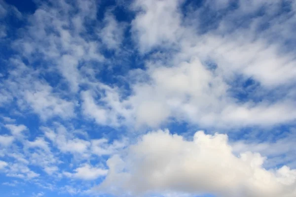 Céu azul sobre horizonte e nuvens. Céu da manhã . — Fotografia de Stock