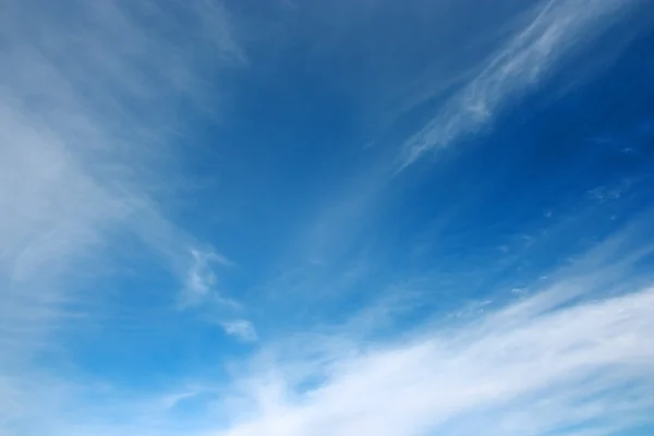 Cielo sobre horizonte y nubes. Cielo matutino . — Foto de Stock