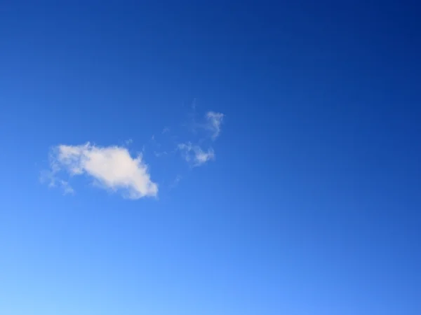 Blauer Himmel und kleine Wolken. Morgenhimmel. — Stockfoto