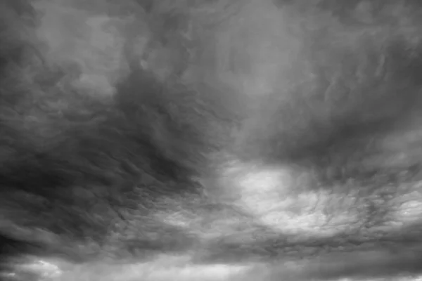 Temná bouře sky.dark zlověstné šedé bouřkové mraky. — Stock fotografie