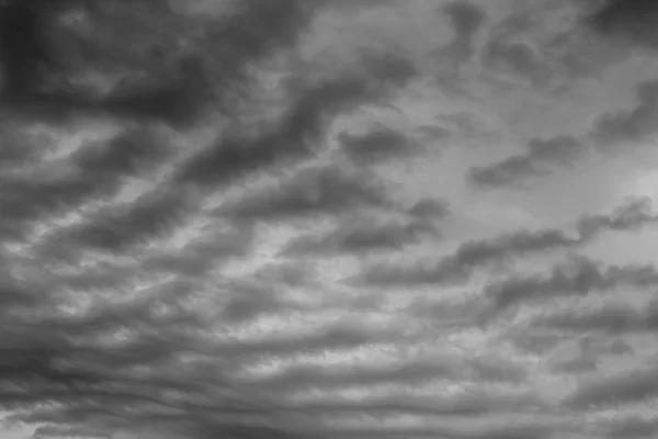 Cielo oscuro y nubes tormentosas e inusuales. Clou tormenta gris siniestra oscura —  Fotos de Stock