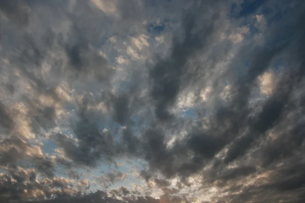 Zachód słońca po burzy. burzliwy chmury na wieczór wiosna. — Zdjęcie stockowe