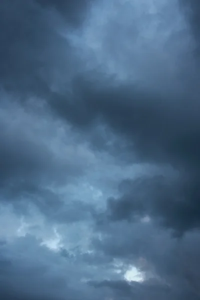 Cielo nuvoloso e piovoso prima della tempesta.Nuvole tempestose la sera primaverile — Foto Stock