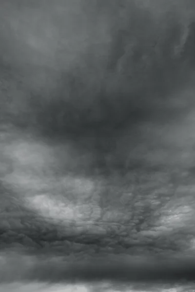 Nuages orageux menaçants comme s'il s'agissait d'armageddon. Les nuages gris de la tempête ove — Photo