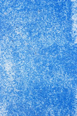 mavi renkli. Beyaz parlak boya ile eski bir metal plaka.