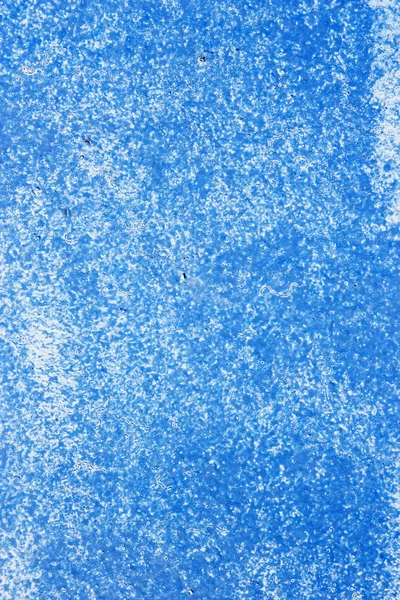 Синий фон. Старая металлическая пластина с белой глянцевой краской . — стоковое фото