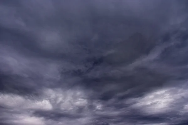 Langit berangin. Awan badai abu-abu di atas cakrawala . — Stok Foto