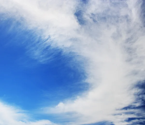 Céu azul e nuvens brancas. Céu da manhã antes da chuva . — Fotografia de Stock