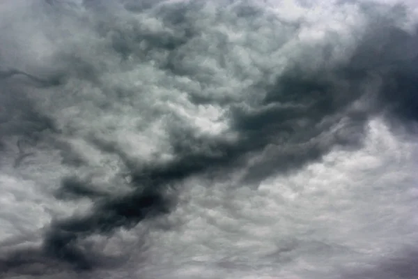 Nuages pluvieux sur l'horizon . — Photo