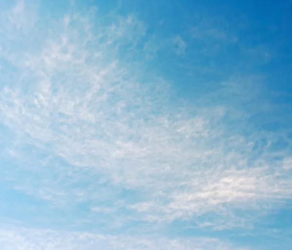 Cielo azul y nubes blancas. — Foto de Stock