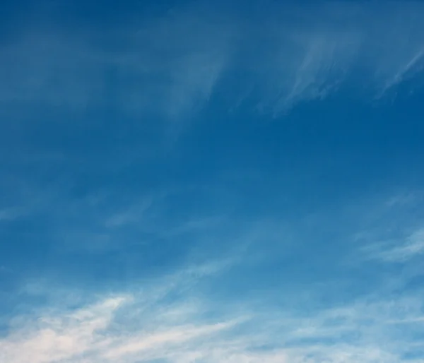 Cielo azul y nubes blancas. — Foto de Stock