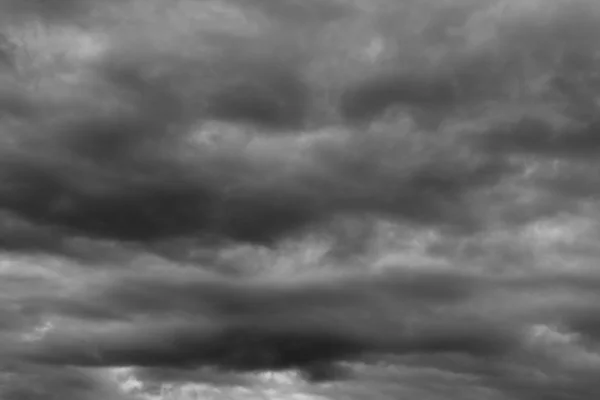 Nubes lluviosas sobre el horizonte —  Fotos de Stock