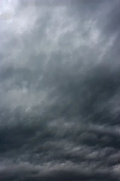 Regenachtige wolken boven de horizon — Stockfoto