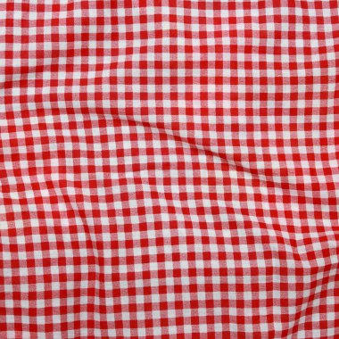 Kırmızı çamaşır buruşuk masa örtüsü.