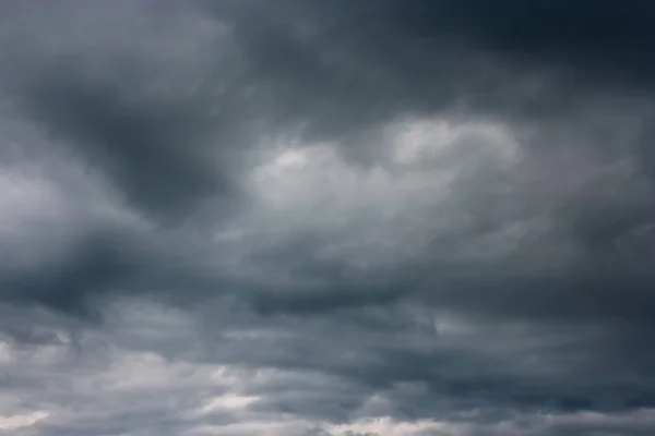 Stormachtige wolken boven de horizon — Stockfoto