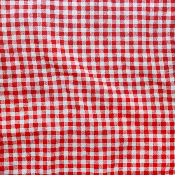红色亚麻皱的桌布. — 图库照片