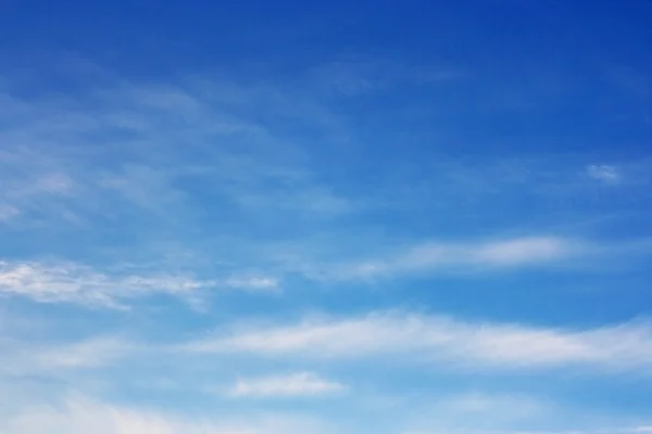 Błękitne niebo i chmury. — Zdjęcie stockowe