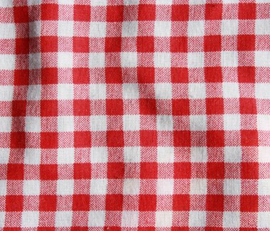 Kırmızı çamaşır buruşuk masa örtüsü.
