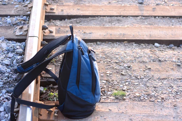 Рюкзак на железной дороге — стоковое фото