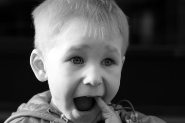 Çocuk şaşkınlık ile uzaktan görünüyor.