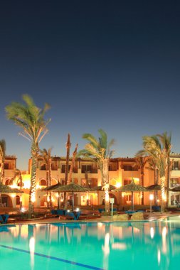 Geceleri tropikal otel.