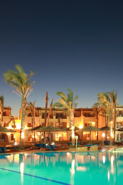 Tropický hotel v noci. — Stock fotografie