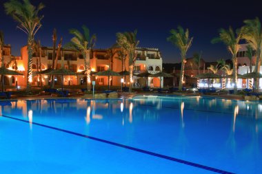 Geceleri tropikal otel.