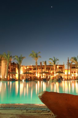 Geceleri tropikal otel.