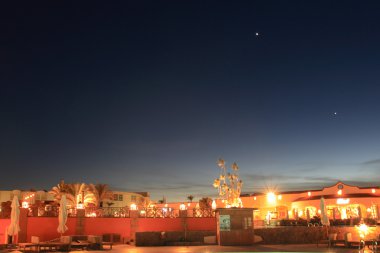 Geceleri tropikal otel.