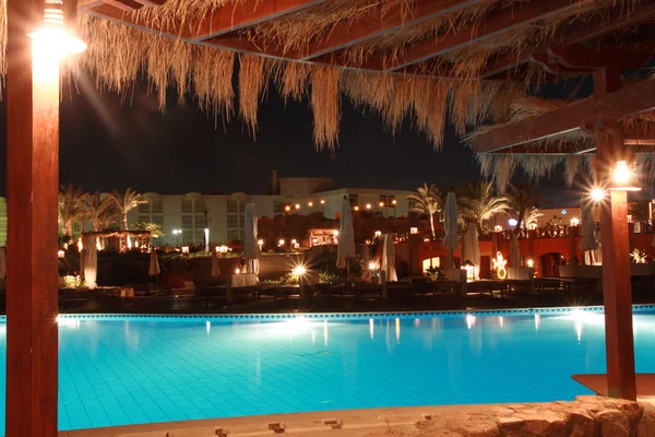 Tropical hotel på natten. — Stockfoto