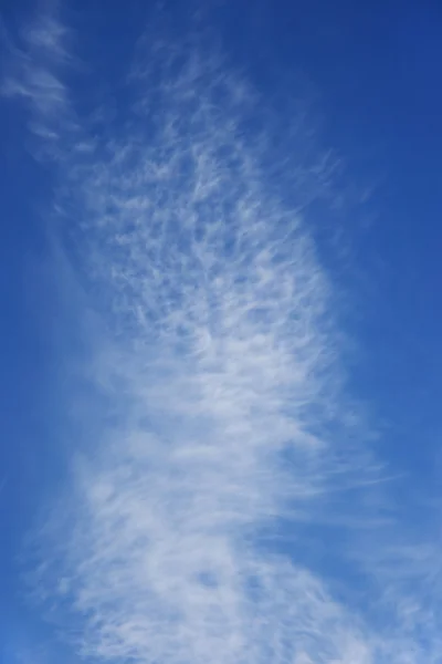 Céu sobre horizonte e nuvens brancas . — Fotografia de Stock