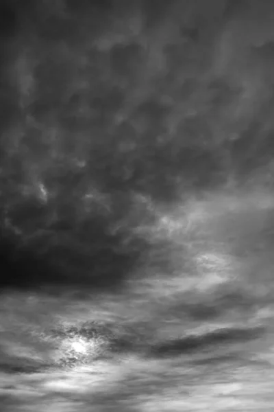 Foto Majestätische Dunkle Wolken Mit Sonne Über Horizont Sonne Durch — Stockfoto