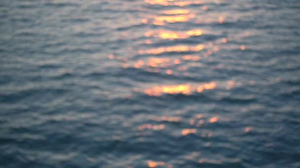Video in loop di bella acqua calma e luce solare all'orizzonte. Sfocato. — Video Stock