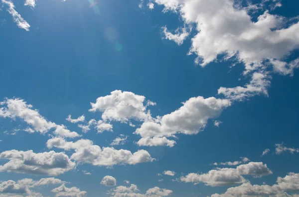 Vacker Himmel Solljus Solig Himmel Bakgrund Med Moln Royaltyfria Stockfoton