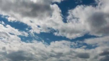 Kuşsuz, titreşimsiz zaman kaybı. Gökyüzü değişiyor, bulutlar uçup gidiyor..