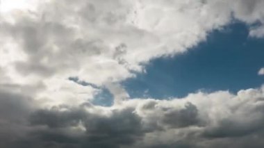 Değişen gökyüzü, gri ve beyaz bulutlar uçup gidiyor. Kuşsuz, titreşmeyen zaman atlaması. 