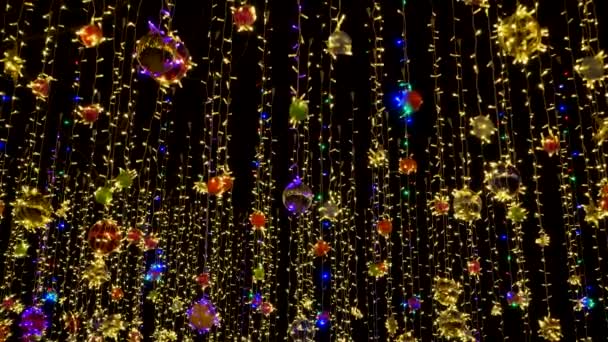 Qualitatives Video von farbenfrohen Weihnachts- oder Neujahrsdekorationen. Weihnachtsbeleuchtung im Wind. — Stockvideo