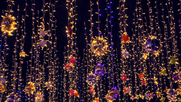 美丽的五彩缤纷的假日装饰映衬夜空 假日的背景 图库图片
