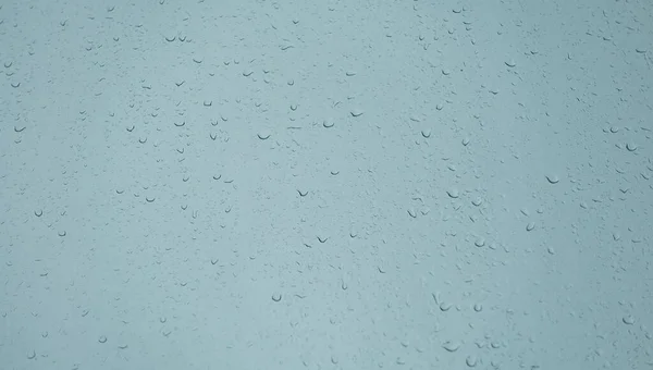 雨落在窗上 天空阴沉沉的 窗上雨滴的抽象视图 免版税图库图片