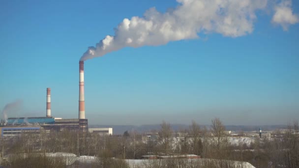 Промисловий зимовий пейзаж. Теплові труби електростанції . — стокове відео
