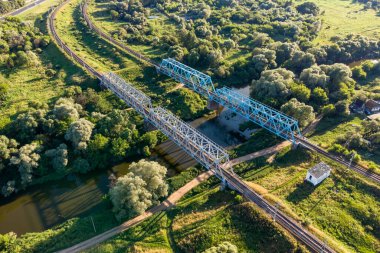 Nehrin üzerindeki demiryolu köprüsü, 20. yüzyılın başlarından kalma eski bir yapı. Protva Nehri, Kaluzhskiy Bölgesi, Rusya