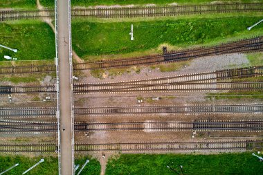 Demiryolu üzerindeki yaya köprüsü, dik açılı hava manzaralı.
