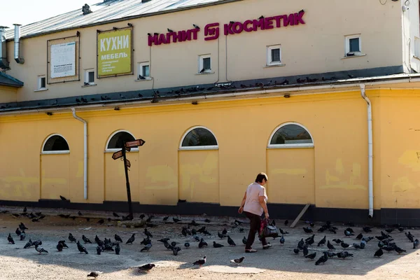 Las Palomas Ciudad Plaza Cerca Tienda Refugian Sombra Del Sol — Foto de Stock