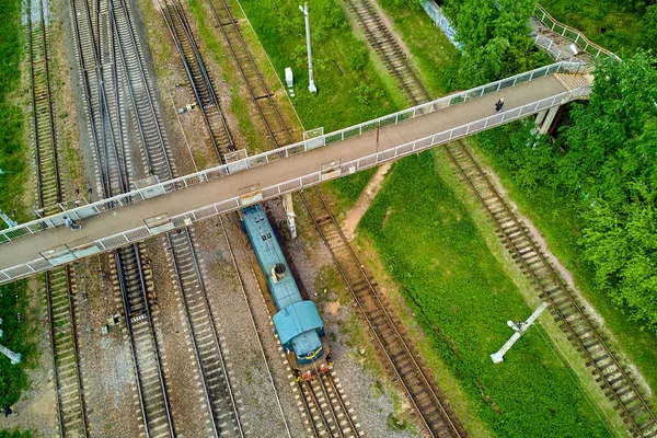 Пішохідний Міст Над Залізничними Коліями Тролейбусом Вид Зверху — стокове фото