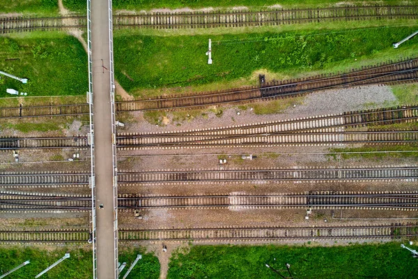 鉄道線路をまたぐ歩行者用橋 直角空撮 — ストック写真