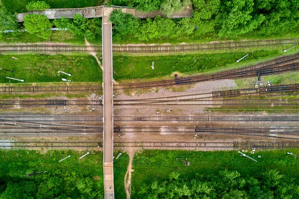 鉄道線路をまたぐ歩行者用橋 直角空撮 — ストック写真