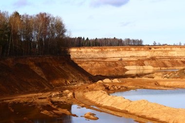 Kırmızımsı sarı kum, kum madenciliği olan büyük bir kum havuzu manzarası